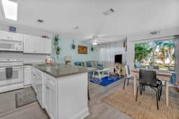 Charming Destin Condo: Walk to Beach, Sleeps 4