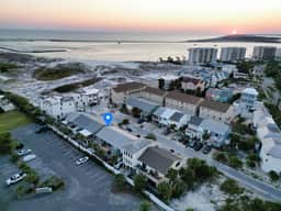Beachside Destin Oasis! 2bd Townhome-walk to Beach