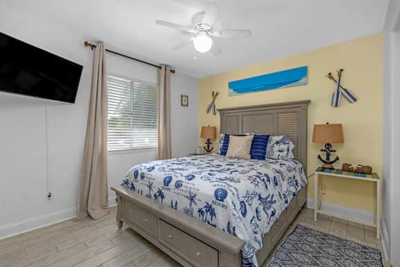 Charming Destin Condo: Walk to Beach, Sleeps 4