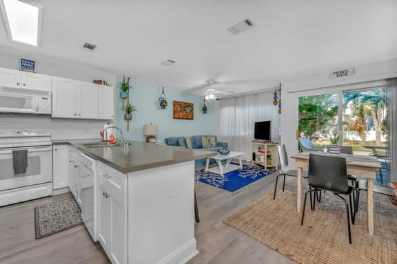 Charming Destin Condo: Walk to Beach, Sleeps 4