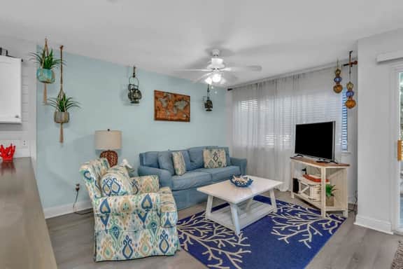 Charming Destin Condo: Walk to Beach, Sleeps 4