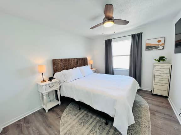 Spacious Getaway: Cozy Stay, Sleeps 6, Near Beach