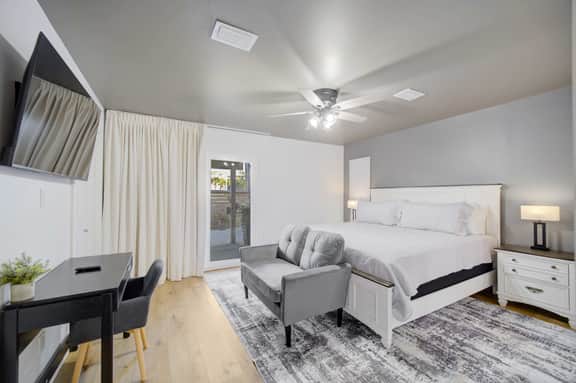 Beachside Destin Oasis! 2bd Townhome-walk to Beach