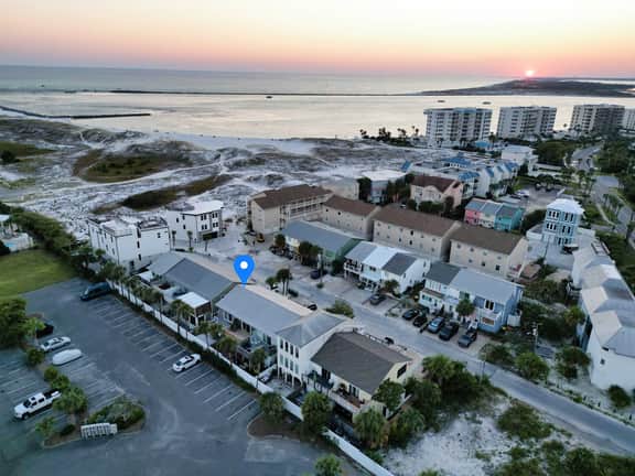 Beachside Destin Oasis! 2bd Townhome-walk to Beach