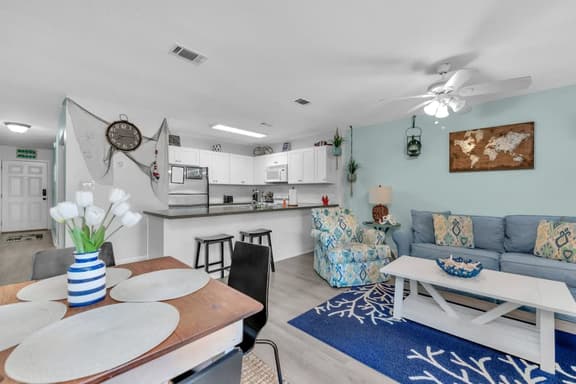 Charming Destin Condo: Walk to Beach, Sleeps 4