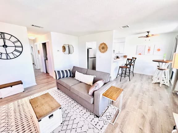 Spacious Getaway: Cozy Stay, Sleeps 6, Near Beach