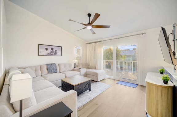 Beachside Destin Oasis! 2bd Townhome-walk to Beach